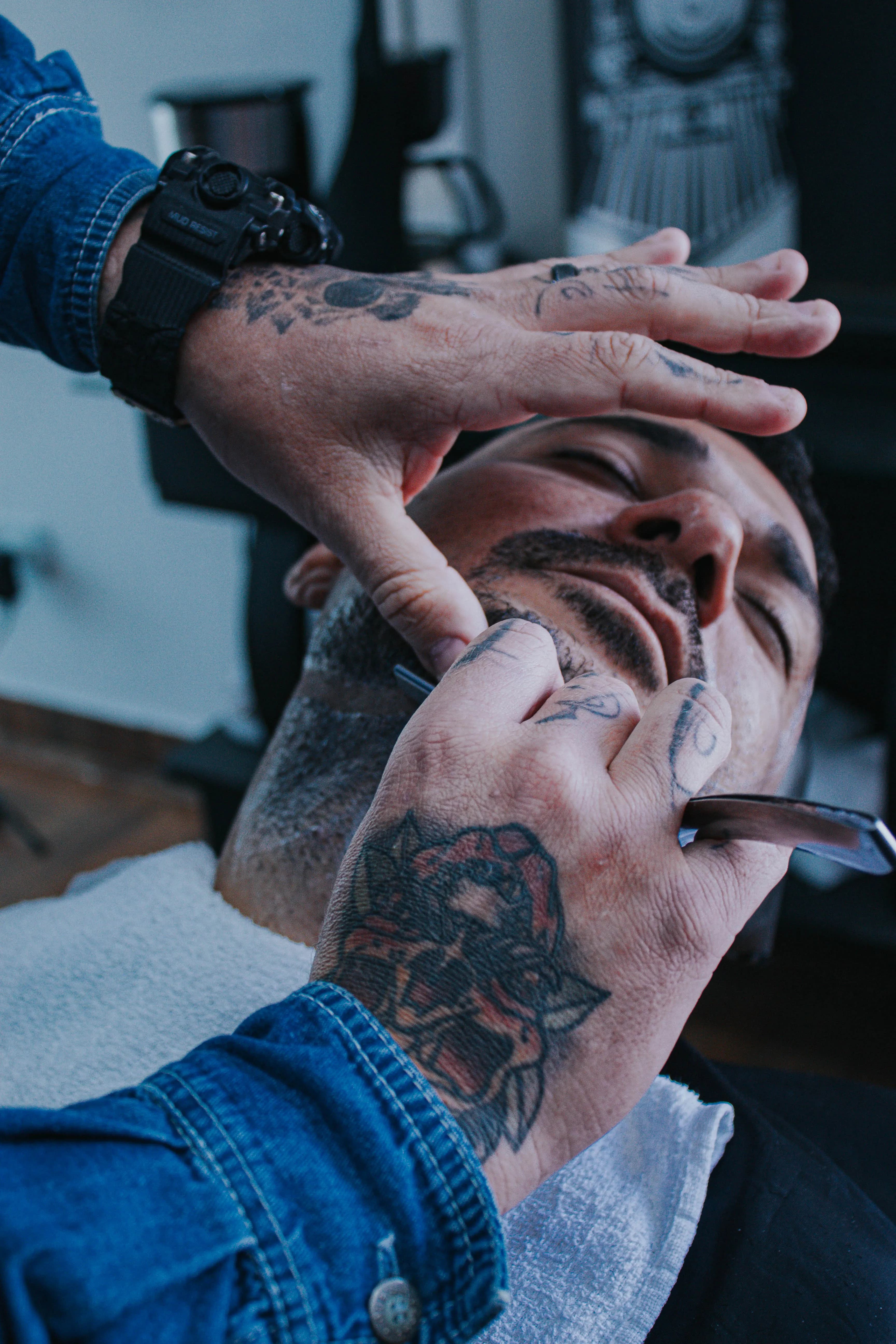 Interior de barbearia com cadeira e espelho em atmosfera editorial